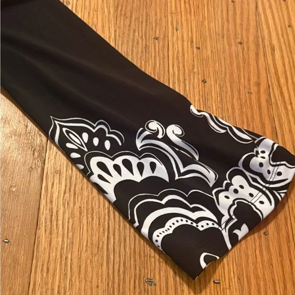 White House Black Market Women’s Tunic Top Small Black White Print Bell Sleeves. - Picture 5 of 8